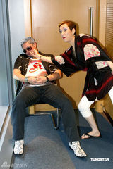 幻灯图：郑伊健新电影 余安安演伊面妈咪挑战大 