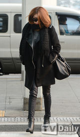 组图：韩团T-ara赴成都开唱 闪亮亮相机场