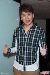 组图：洪敬尧演唱会彩排 卢广仲送木耳汁力挺