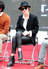 组图：金宣儿中性风亮相釜山 西装黑超帅酷