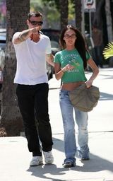 幻灯图：梅根-福克斯婚后体态苗条 夫妻逛街秀恩爱