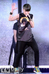 组图：韩团BEAST时隔1年回归开唱 献新曲首舞台