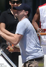 组图：莱昂纳多登游船玩耍 戴遮阳帽搞怪似顽童