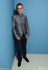 组图：《魔鬼犄角》主创拍写真 丹尼尔帅气亮相