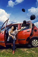 高清图：刘园园最新汽车大片 明媚春色展娇俏