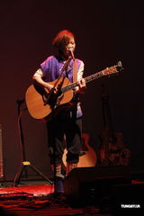 组图：卢凯彤举行音乐会 五支吉他轮番上阵