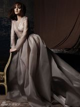 组图：“Queen B”莉顿-梅斯特妩媚登杂志封面