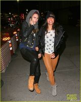 组图：超模卡拉出柜 与《速度与激情》女星激吻