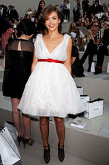 幻灯图集：杰西卡-阿尔芭白裙秀女人味 和伊万同台