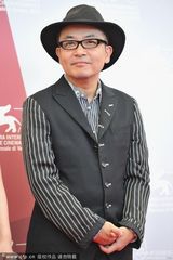 组图：威尼斯重启未来发布会 导演园子温亮相