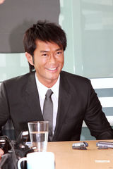 幻灯图：高圆圆自嘲不会演戏 吴彦祖婚后照拍亲热戏 