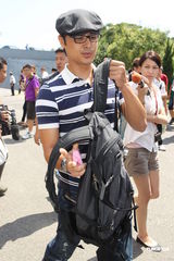 组图：明道念11年大学逃兵役 新学校上课享特权