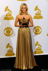 高清组图：格莱美后台 凯莉-安德伍德展示奖杯