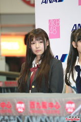 AKB48姐妹团旋风袭港 甜笑击掌粉丝乐翻天