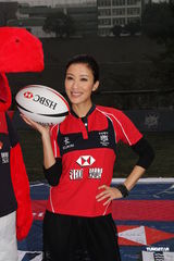 组图：杨怡自曝喜欢运动型男 与陈展鹏参加橄榄球赛