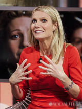 组图：格温妮丝上节目展示厨艺 表情夸张频笑场