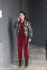 组图：北影放榜日最美工作人员与考生竞艳