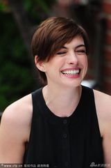 组图：海瑟薇帅气现身片场 豪放大笑不顾形象