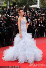 幻灯图集：凯特-贝金赛尔蓝色纱裙美轮美奂