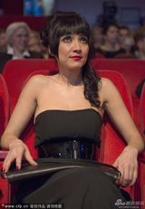 组图：柏林颁奖礼现场 刘嘉玲正宫范陪梁朝伟