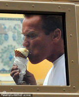 组图：施瓦辛格与神秘女约会 携三小孩如一家人