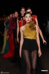 组图：张柏芝专程回港当模特 天桥走秀圆儿时梦