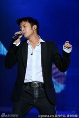 组图：谢霆锋献唱演唱会 蔡依林露胸垫上下走光