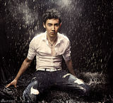 组图：《隋唐英雄》张睿黑炫冷酷雨中湿身