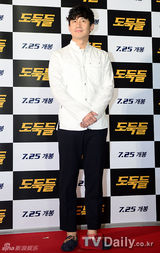 组图：韩佳人郑雨盛(郑宇成)等捧场《强盗们》VIP试映会