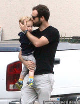 组图：娜塔丽-波特曼咬指甲扮萌 老公逗乐儿子