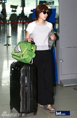 组图：韩星尹胜雅赴马来西亚拍写真 休闲装现身机场