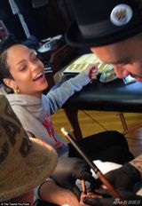 组图：蕾哈娜手背纹满刺青 疼痛难忍手部红肿