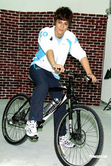 幻灯组图：汪东城代言运动服装 想开画展秀绘画天份