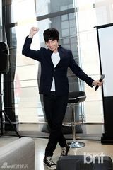 组图：韩星金多炫办小型音乐会与粉丝亲密互动