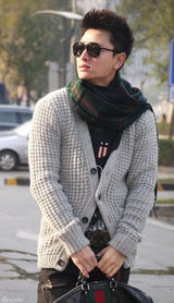 高清图：贾乃亮街拍LOOK开衫毛衣搭配温暖围巾