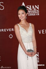 幻灯：亚洲电影大奖红毯 桂纶镁亭亭玉立似女神