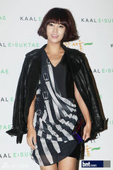 组图：崔允英等靓装出席首尔时装周