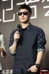 组图：潘玮柏北京发片会为粉丝削苹果