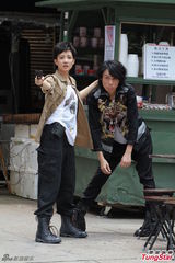 组图：王君馨拍枪战戏 保护男主黄子华