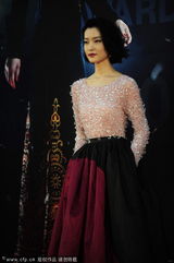 组图：最佳女配提名杜鹃亮相红毯 红装显喜气