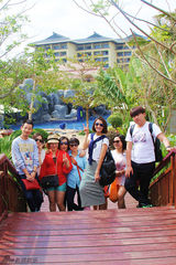 组图：张歆艺年终犒赏团队三亚度假嗨翻天