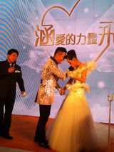 组图：王志飞张定涵大婚 新人跳探戈深情拥吻