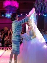 组图：李小璐贾乃亮婚礼甜蜜亲吻 新人宣誓