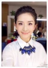 组图：谢娜学生装五连拍 挤眉弄眼表情丰富