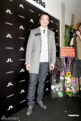 组图：陈豪要与黎耀祥争视帝 赞廖碧儿穿衣得体