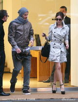 幻灯图集：小贝夫妇米兰购物 维多利亚秀美腿