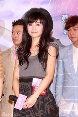 幻灯：《美丽密令》首映 阿Sa(蔡卓妍)着装沉重强颜欢笑