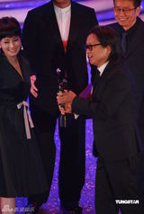 幻灯：香港金像奖现场 《十月围城》获最佳影片