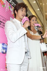 组图：陈柏霖白色西装亮相 自称比大仁哥有趣