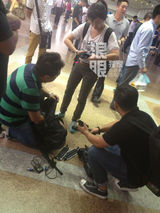 组图：李亚鹏新疆离婚后将赴京 媒体守候机场